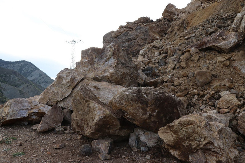 Erzurum'da heyelan: Dev kayalar yolu kapattı - Resim: 2
