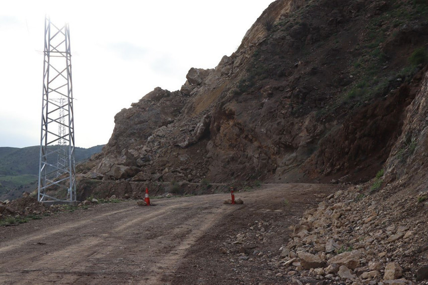 Erzurum'da heyelan: Dev kayalar yolu kapattı - Resim: 3