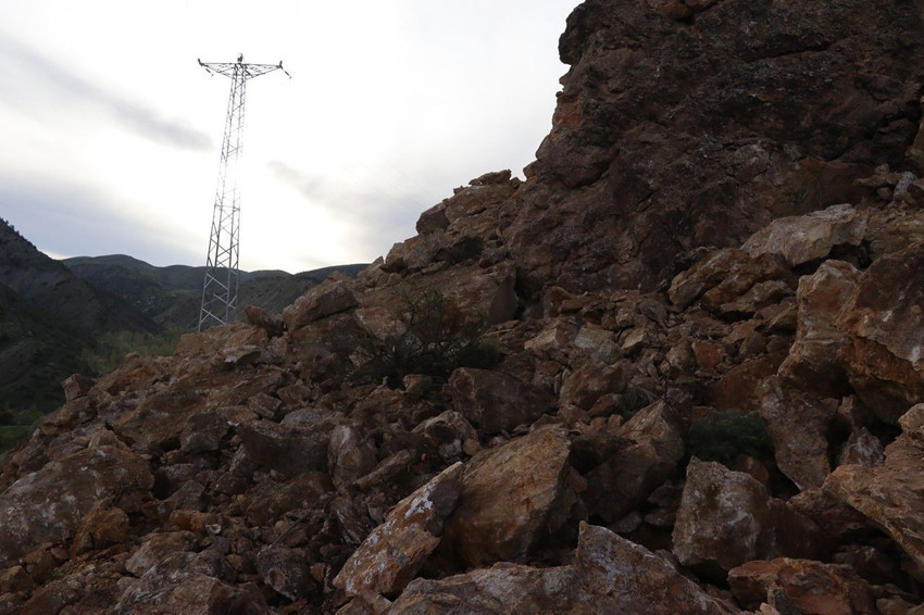 Erzurum'da heyelan: Dev kayalar yolu kapattı - Resim: 4