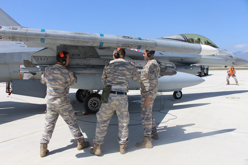 Türkiye'nin savaşan şahinlerinin 15 dakikalık görev hazırlığı kamerada - Resim: 1