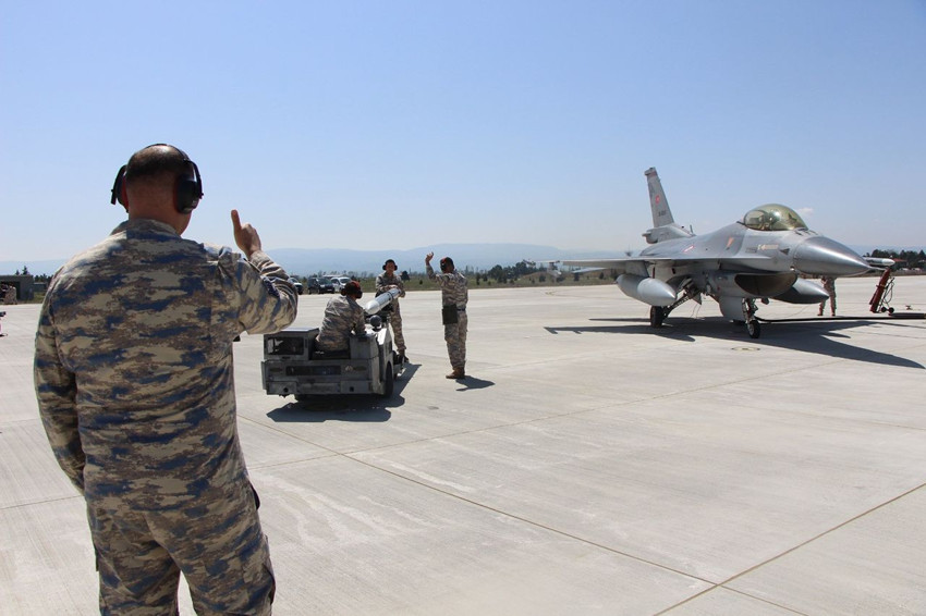 Türkiye'nin savaşan şahinlerinin 15 dakikalık görev hazırlığı kamerada - Resim: 2