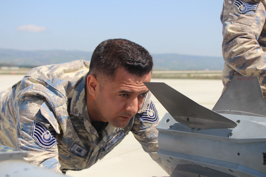 Türkiye'nin savaşan şahinlerinin 15 dakikalık görev hazırlığı kamerada - Resim: 3