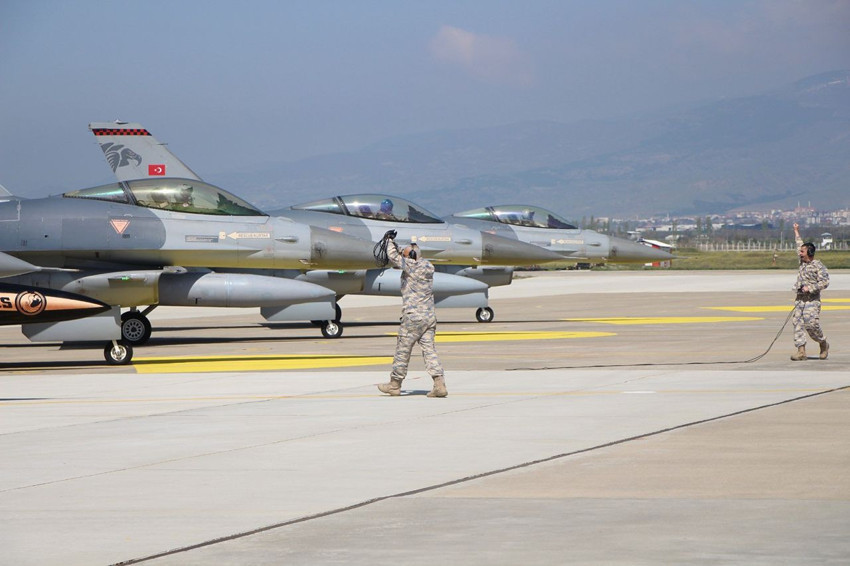 Türkiye'nin savaşan şahinlerinin 15 dakikalık görev hazırlığı kamerada - Resim: 4