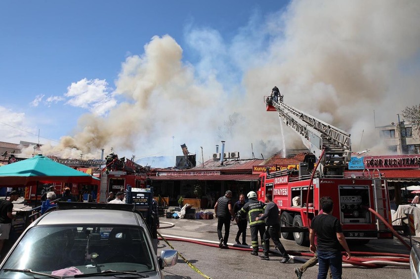 Erzincan'da büyük yangın: 20 dükkan zarar gördü - Resim: 1