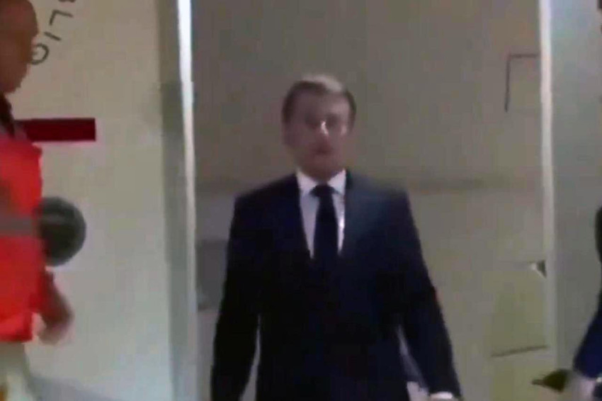 Fransa Cumhurbaşkanı Macron kameralar önünde eşinden tokat yedi - Resim: 1