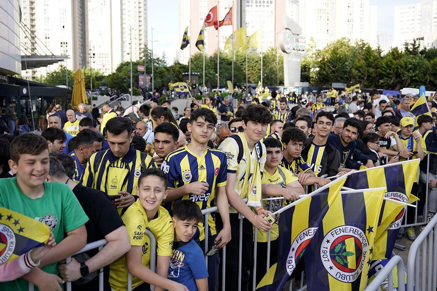 Potada Avrupa'nın en büyüğü Fenerbahçe İstanbul'u sarı-laciverte boyadı - Resim: 2
