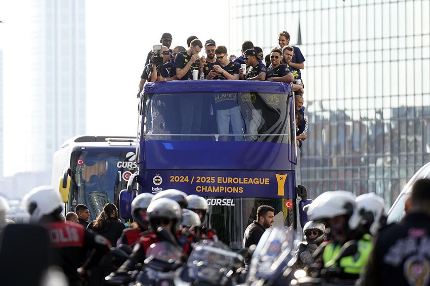 Potada Avrupa'nın en büyüğü Fenerbahçe İstanbul'u sarı-laciverte boyadı - Resim: 3