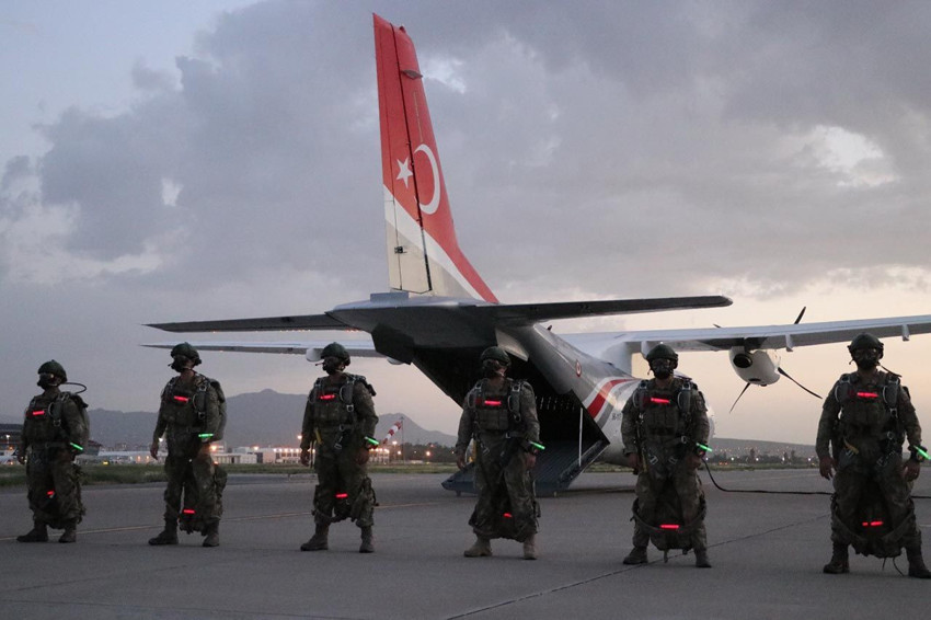 Türkiye'nin en seçkin birliği binlerce metre yüksekte gövde gösterisi yaptı - Resim: 1
