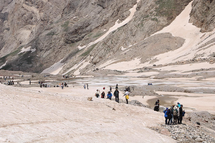 Türkiye'nin büyüleyen 20 bin yıllık buzullarına turist akını başladı - Resim: 4