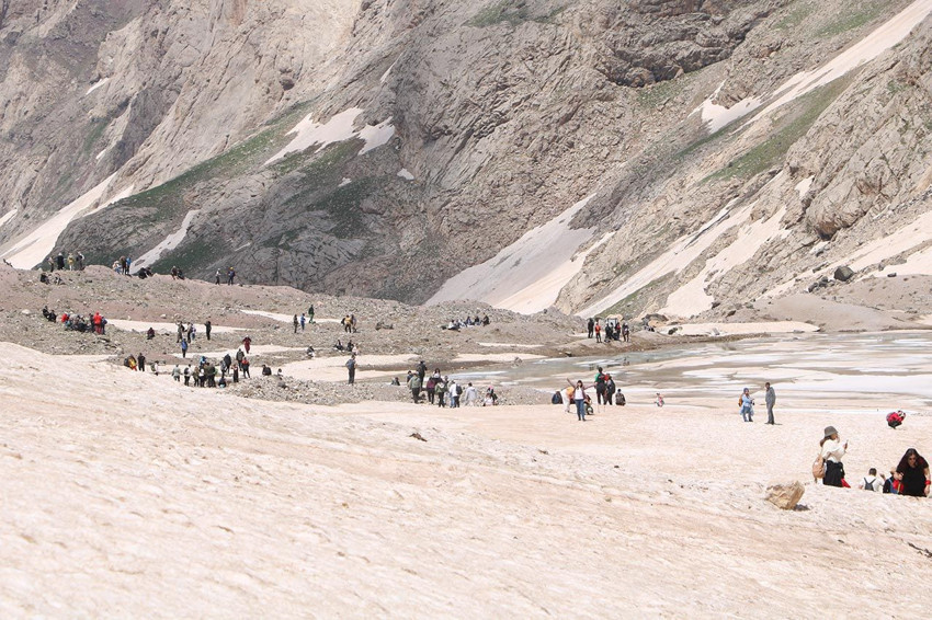 Türkiye'nin büyüleyen 20 bin yıllık buzullarına turist akını başladı - Resim: 3