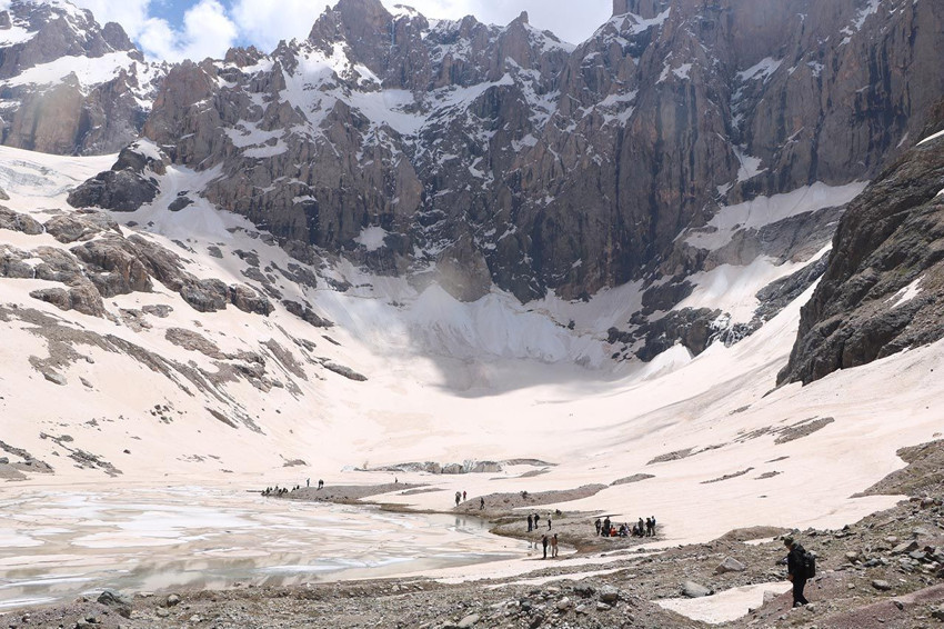 Türkiye'nin büyüleyen 20 bin yıllık buzullarına turist akını başladı - Resim: 2