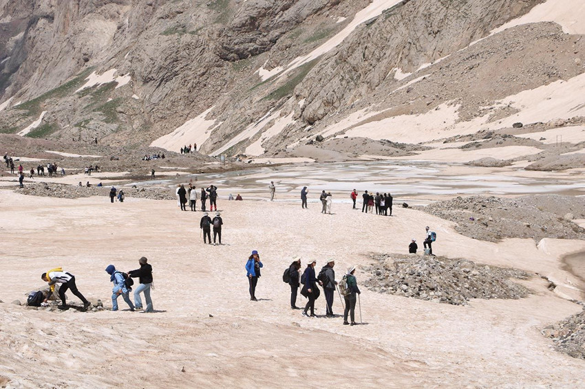 Türkiye'nin büyüleyen 20 bin yıllık buzullarına turist akını başladı - Resim: 1