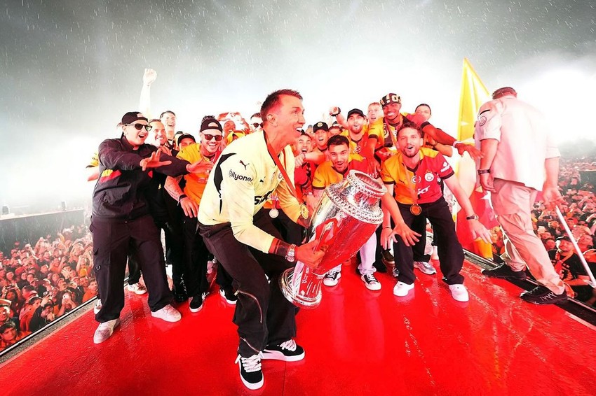 Galatasaray'da beklenen ayrılık gerçekleşti: ''Tek başıma geldim, ailemle dönüyorum...'' - Resim: 1