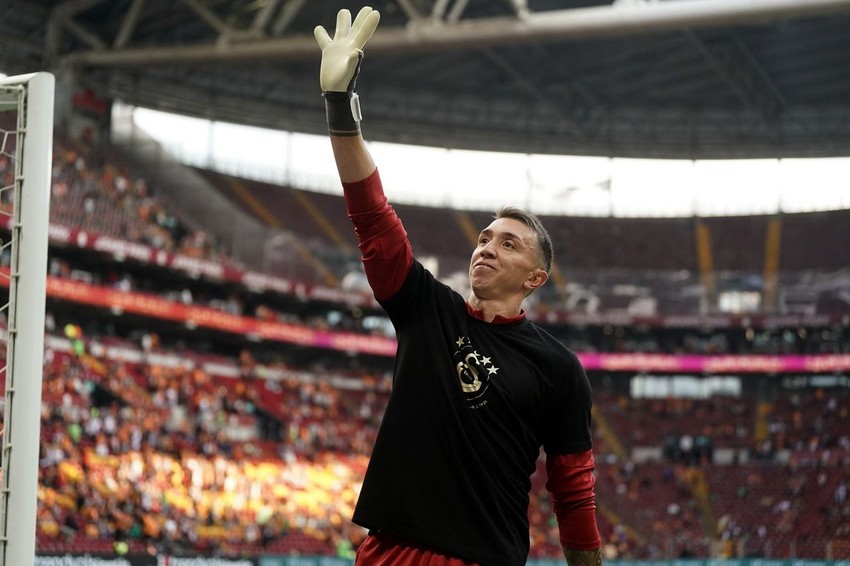 Muslera uzun yıllar kırılamayacak rekorlarla Galatasaray ile son maçına çıktı - Resim: 1