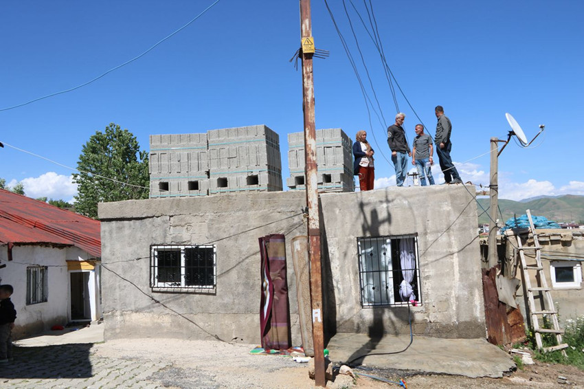 Komedi filmi değil, gerçek... Bu elektrik direğinin bir ailenin başına açmadığı iş kalmadı - Resim: 2