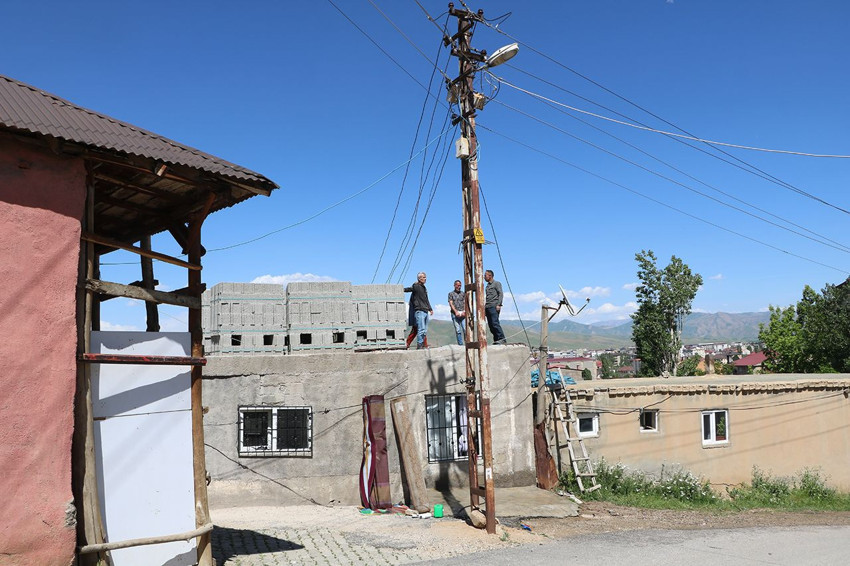 Komedi filmi değil, gerçek... Bu elektrik direğinin bir ailenin başına açmadığı iş kalmadı - Resim: 3