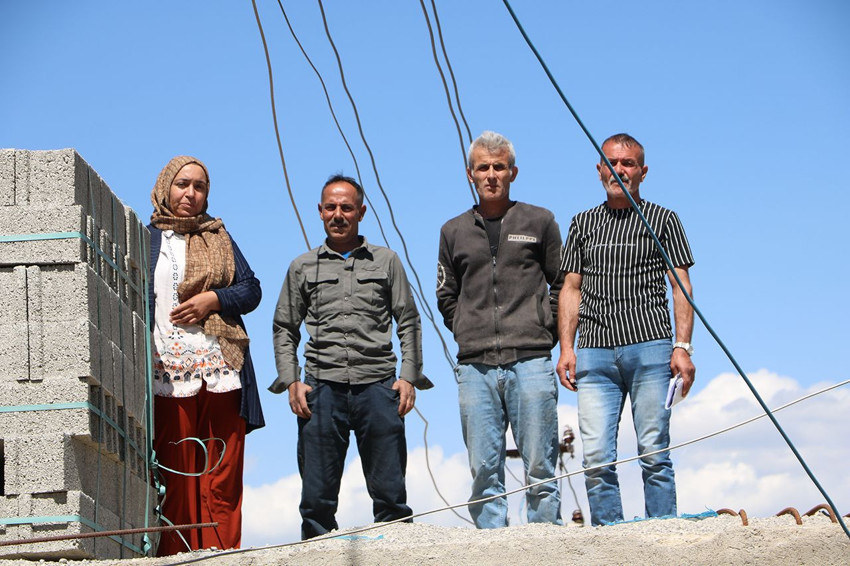 Komedi filmi değil, gerçek... Bu elektrik direğinin bir ailenin başına açmadığı iş kalmadı - Resim: 4