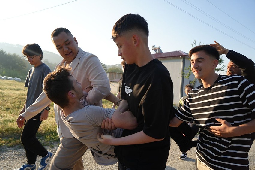 Bayram namazına gitmeyenlerin evlerini tek tek basıp hepsini buz gibi suya attılar - Resim: 3