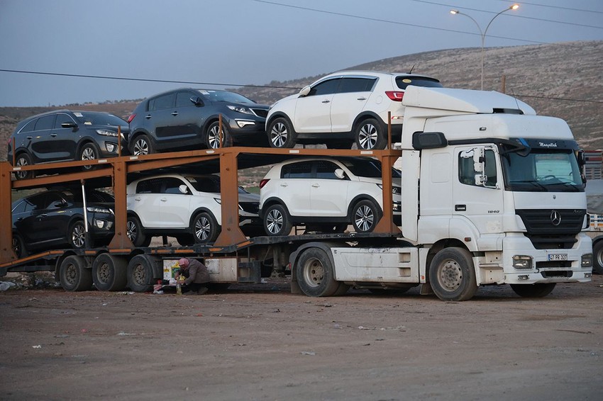 Türkiye'nin Suriye sınırında dikkat çeken görüntü: TIR'lar 2. el araçla dolu - Resim: 4