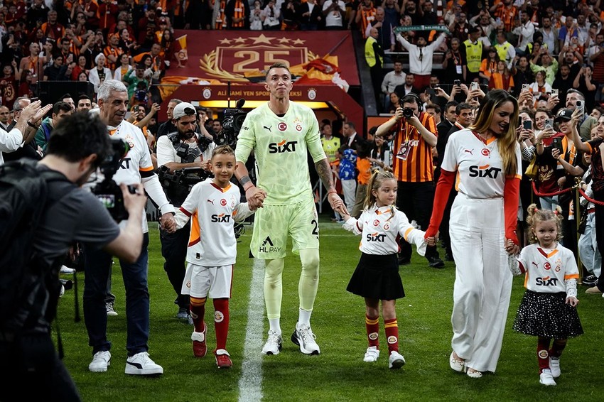 Galatasaray'da beklenen ayrılık gerçekleşti: Muslera, Türkiye'den ayrıldı - Resim: 1