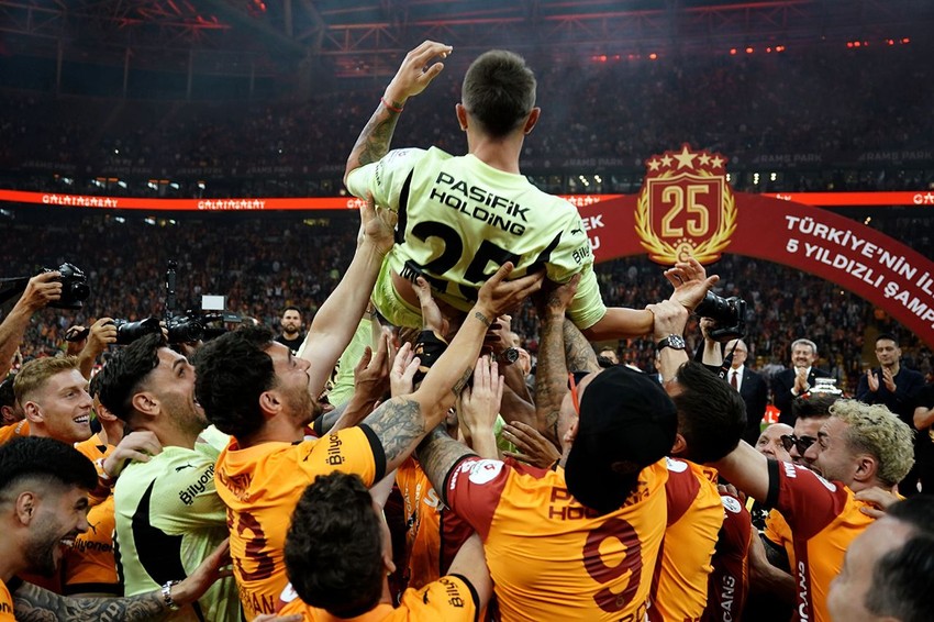 Galatasaray'da beklenen ayrılık gerçekleşti: Muslera, Türkiye'den ayrıldı - Resim: 3