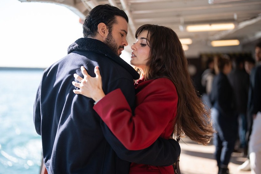 Hande Erçel ile Barış Arduç'un Aşkı Hatırla'daki bu aşk sahneleri olay olacak! - Resim: 4