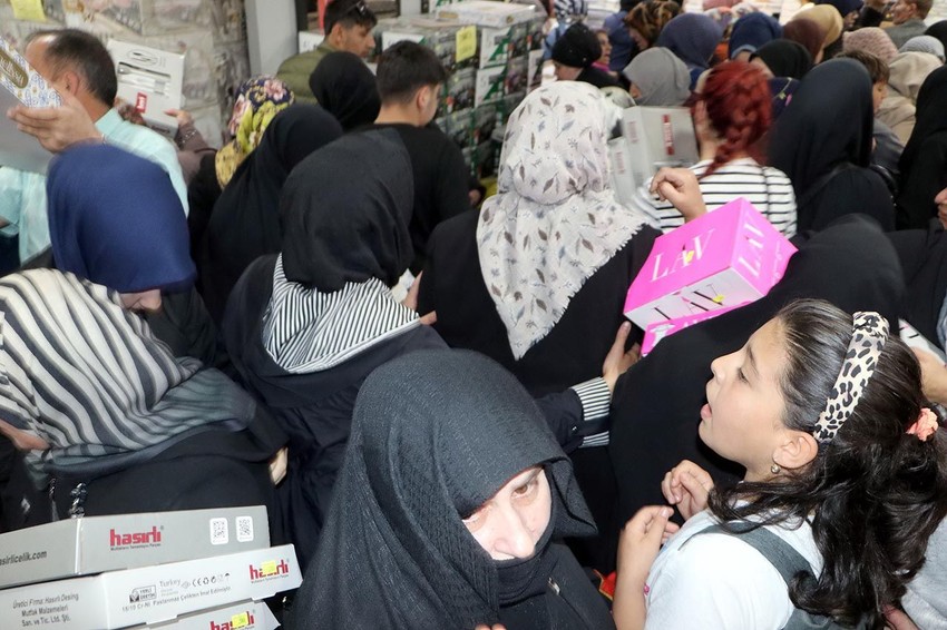 Yüzde 50 indirimi duyan koşunca vatandaş birbirini ezdi - Resim: 2
