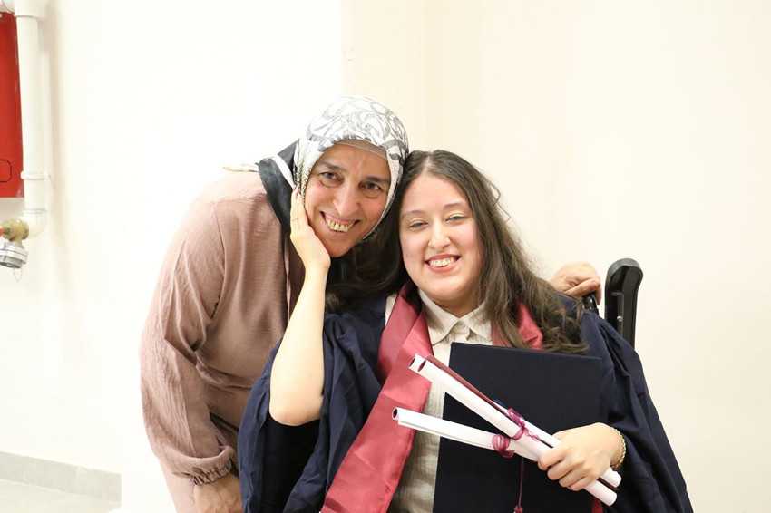 İlkokul ve ortaokula annesinin sırtında gitmişti... Engelli Tuana artık bir üniversite mezunu - Resim: 1