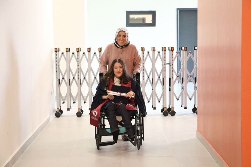İlkokul ve ortaokula annesinin sırtında gitmişti... Engelli Tuana artık bir üniversite mezunu - Resim: 4