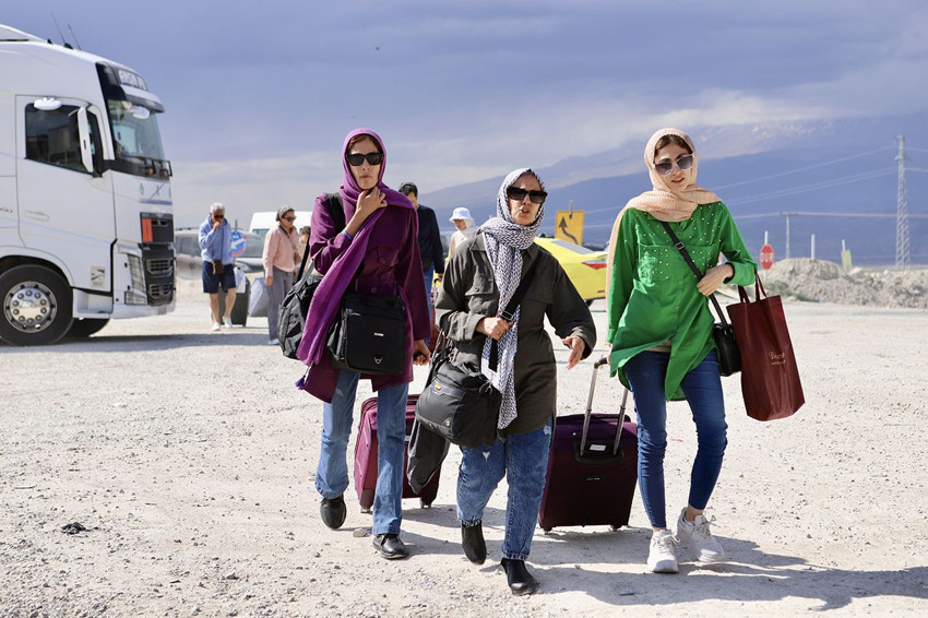 Türkiye'nin İran sınırında ''tersine akın'' başladı: Sınır kapıları dolup taştı - Resim: 2