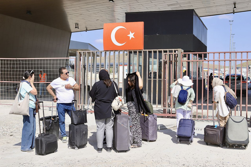 Türkiye'nin İran sınırında ''tersine akın'' başladı: Sınır kapıları dolup taştı - Resim: 4