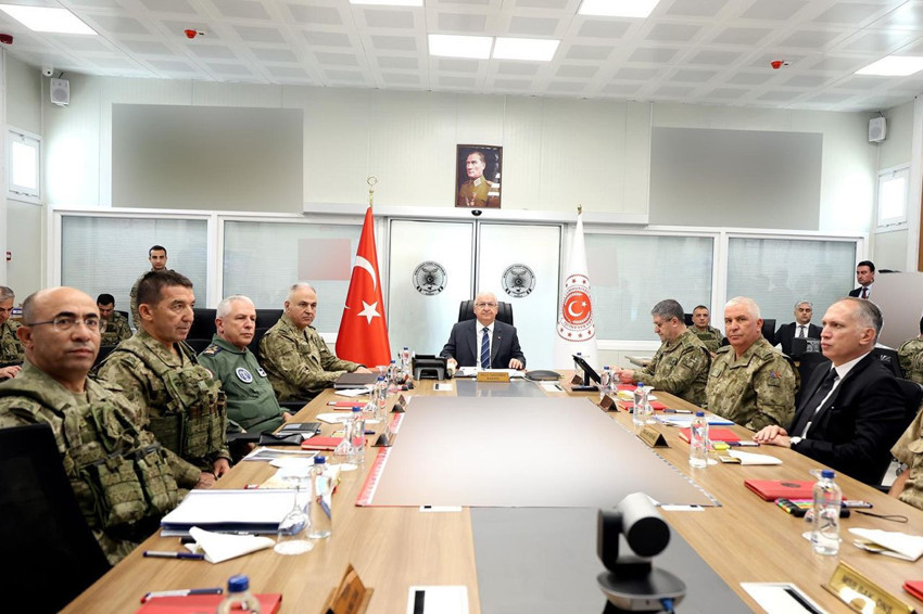 Sıfır noktasında hareketlilik: Bakan Güler ve TSK komuta kademesi İran sınırında - Resim: 1