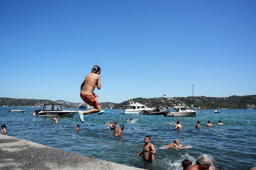 İstanbul kavruldu: Sıcaktan bunalan boğazın serin sularına atladı - Resim: 2