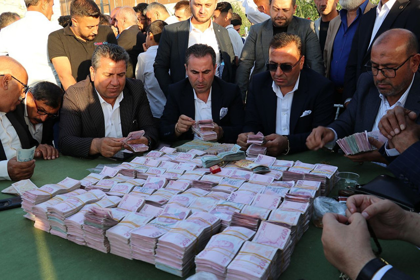 Aşiret düğününde gelin ve damadın zor anları... Takı şovu ağızları açık bıraktı! - Resim: 4