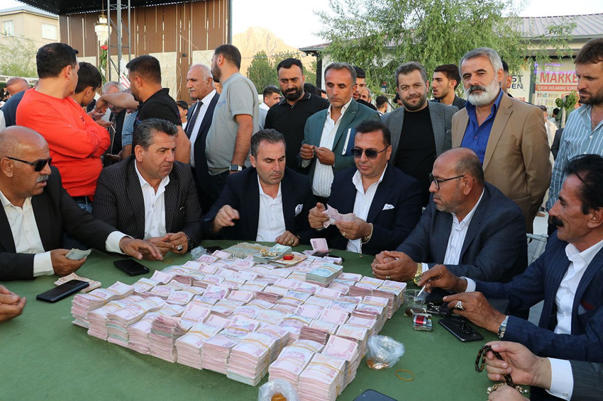 Aşiret düğününde gelin ve damadın zor anları... Takı şovu ağızları açık bıraktı! - Resim: 3