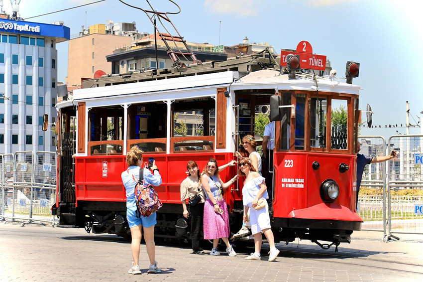 İstanbul'un 100 yaşında merdiven dayayan tarihi nostaljik tramvayı yenilendi - Resim: 1