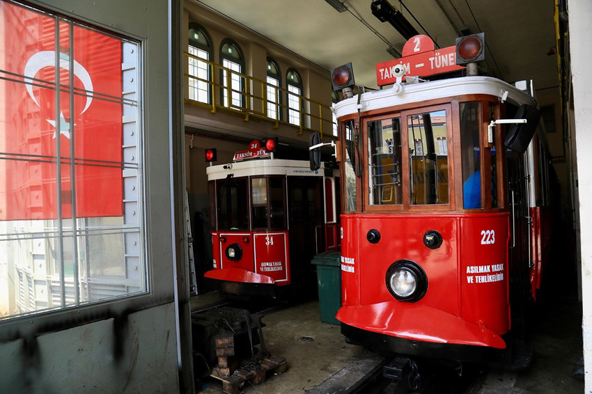 İstanbul'un 100 yaşında merdiven dayayan tarihi nostaljik tramvayı yenilendi - Resim: 3