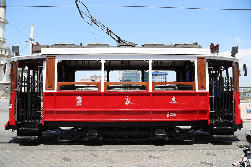 İstanbul'un 100 yaşında merdiven dayayan tarihi nostaljik tramvayı yenilendi - Resim: 4