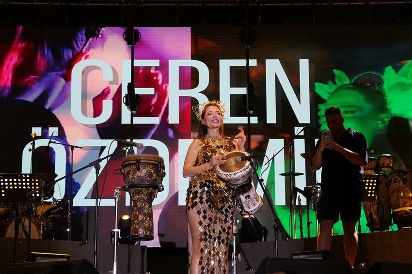Simge Sağın ile Ceren Özdemir otomobil tutkunlarına unutulmaz bir gece yaşattı - Resim: 3