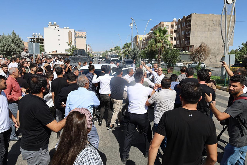 İstifa sloganlarına tepki gösterdi, meydan dayağı attılar! - Resim: 4