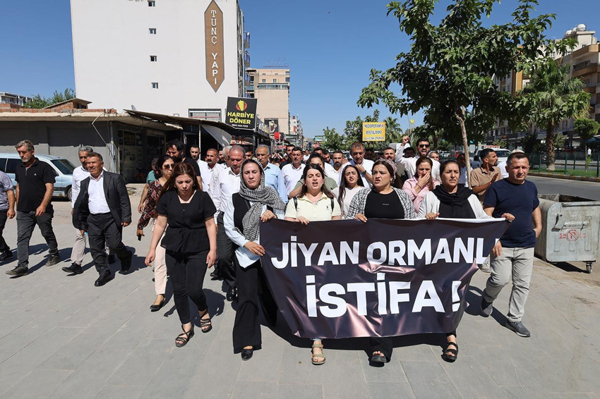 İstifa sloganlarına tepki gösterdi, meydan dayağı attılar! - Resim: 1