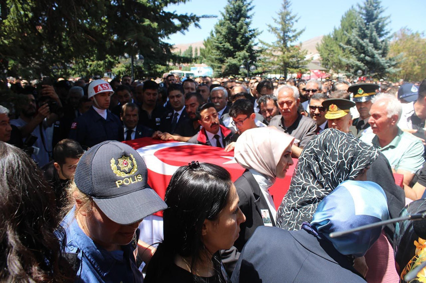 Şehit cenazesinde böyle haykırdı: ''Burada AK Partili kimseyi istemiyorum'' - Resim: 4