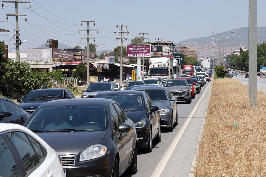 Tatilciler yola düştü; 2 il arasında trafik durma noktasına geldi - Resim: 2