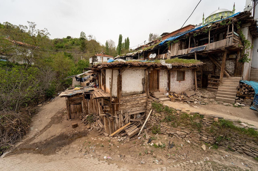 Manisa'daki büyük yangından kurtulmuştu... Yüzlerce kişi tek çatı altında yaşıyor - Resim: 4