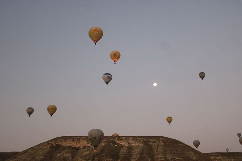 Sıcak hava balonları Türk bayrağı ve şehit Ömer Halisdemir posteri ile havalandı - Resim: 1
