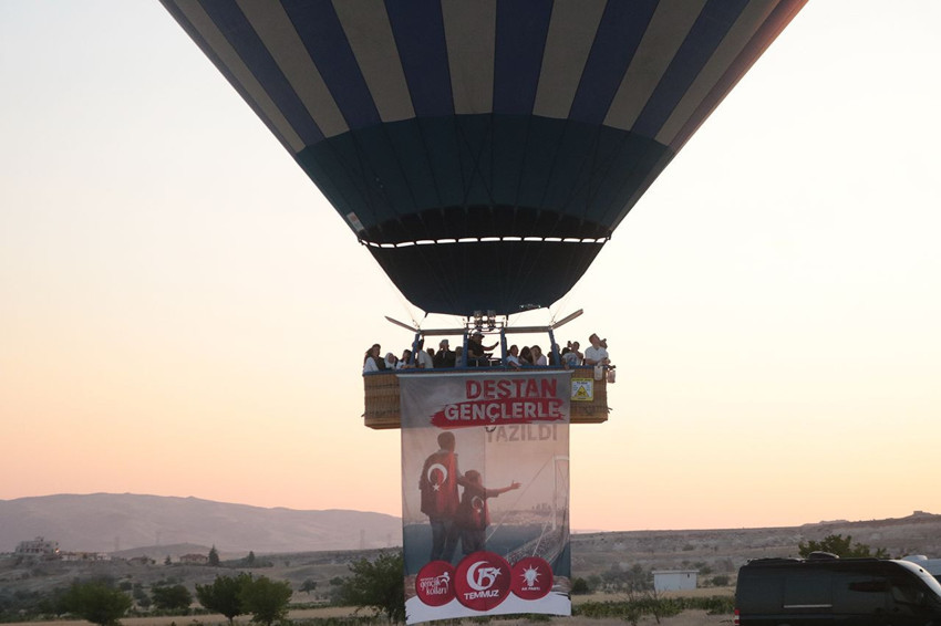 Sıcak hava balonları Türk bayrağı ve şehit Ömer Halisdemir posteri ile havalandı - Resim: 3