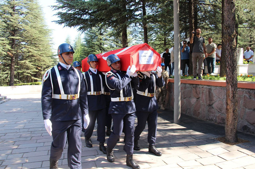 Çatışmada şehit düşmüştü... Şehidimizin naaşı tam 67 yıl sonra memleketine defnedildi... - Resim: 2