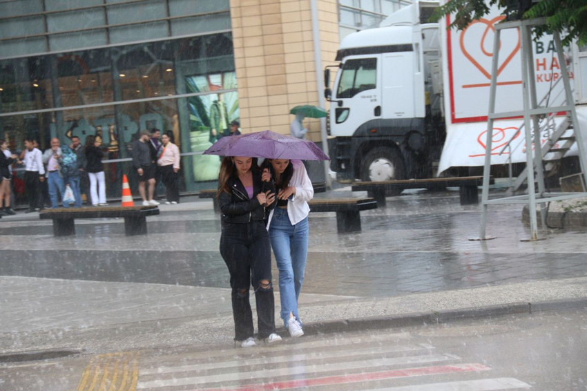 Hafta sonu planınızı kontrol edin: Bir tarafta sağanak yağışlar diğer yanda kavurucu sıcaklar... - Resim: 1