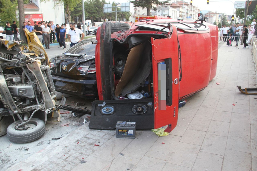 Ehliyetsiz trafik canavarı ortalığı savaş alanına çevirdi - Resim: 3