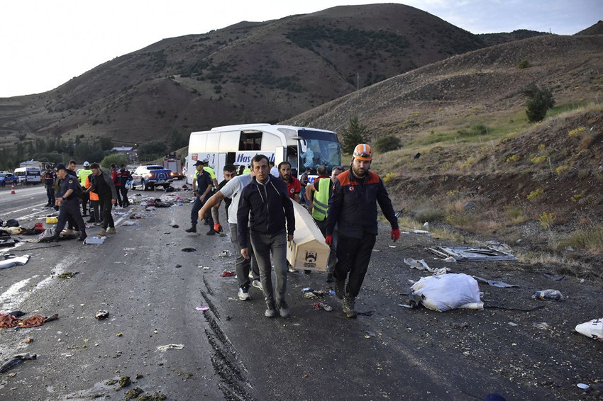 Yolcu otobüsü yoldan çıkarak devrildi, çok sayıda ölü ve yaralı var... - Resim: 4